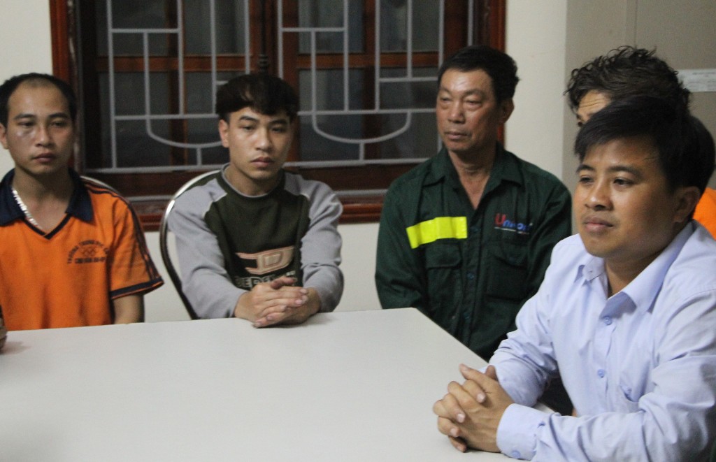 Năm thuyền viên trên tàu gặp nạn đã được đưa vào đất liền an toàn - Ảnh: Nguyễn Đức