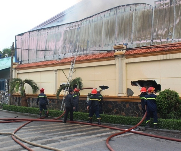 Sau gần 1 tiếng đồng hồ, lực lượng chữa cháy đã dập tắt hoàn toàn ngọn lửa - Ảnh: Khả Lâm