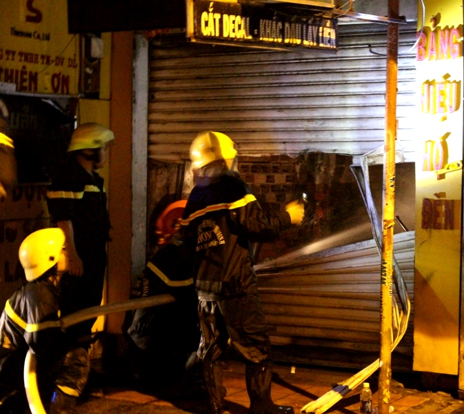 Cảnh sát phá cửa triển khai công tác chữa cháy - Ảnh: Đức Tiến