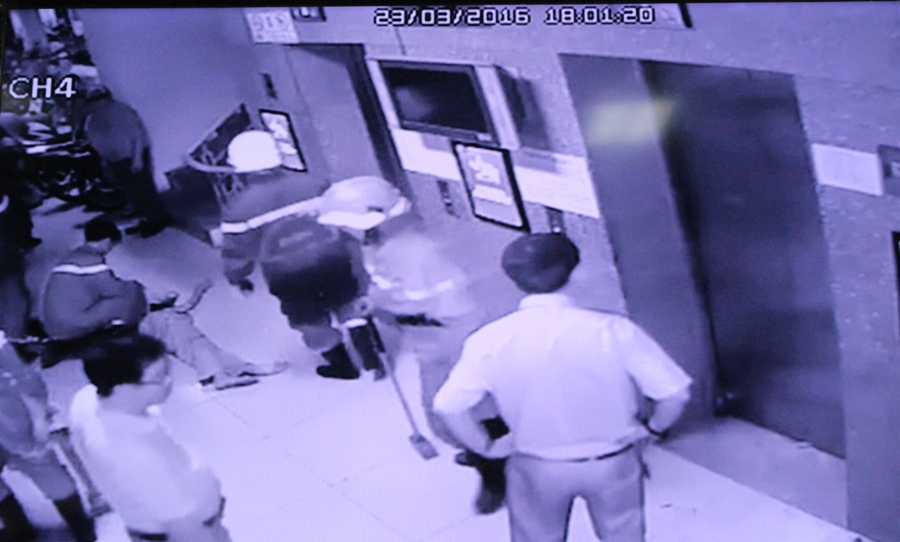Lực lượng cứu hộ đưa người đàn ông lớn tuổi bị ngất xỉu trong thang máy ra ngoài - Ảnh: Đức Tiến chụp lại màn hình camera chung cư