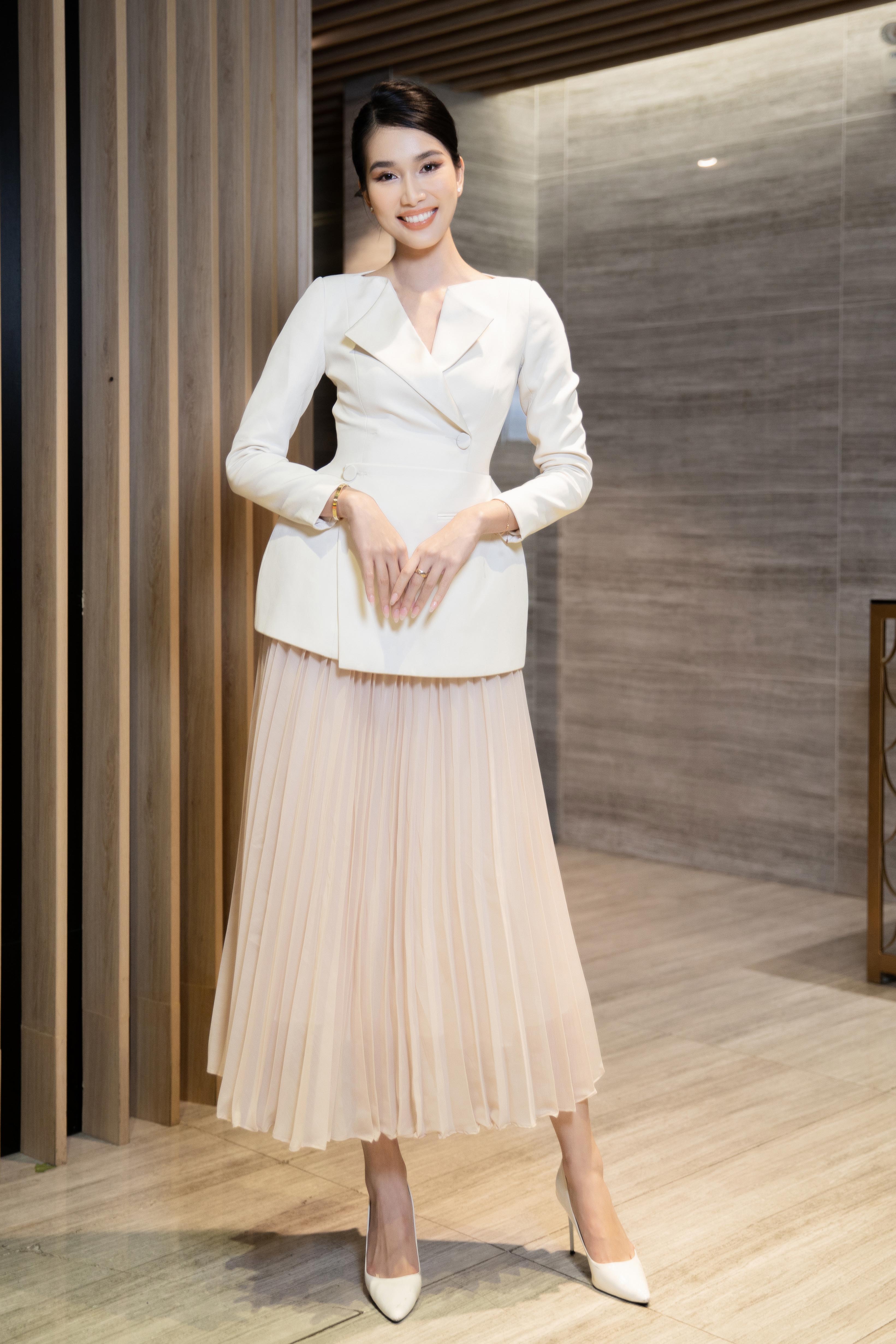 Set áo bẹt vai màu be tay dài và chân váy xòe LINH PHUNG – Hizu Dress Up