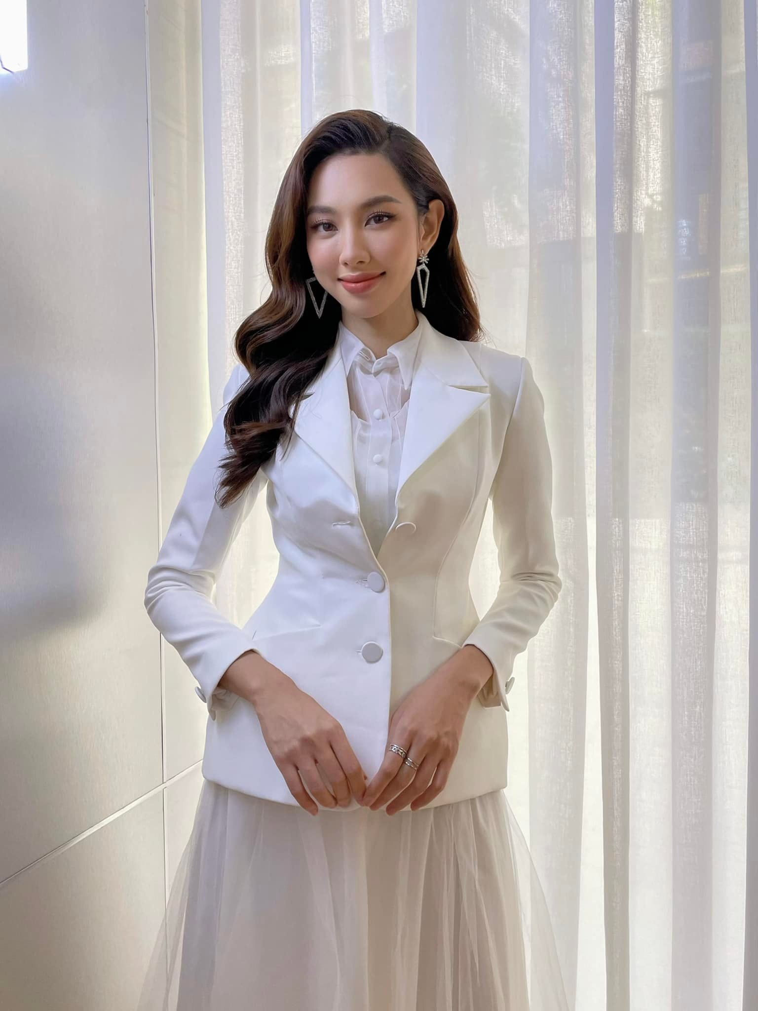 Cách phối chụp hình áo vest bắt mắt - Lavender Advertising Việt Nam