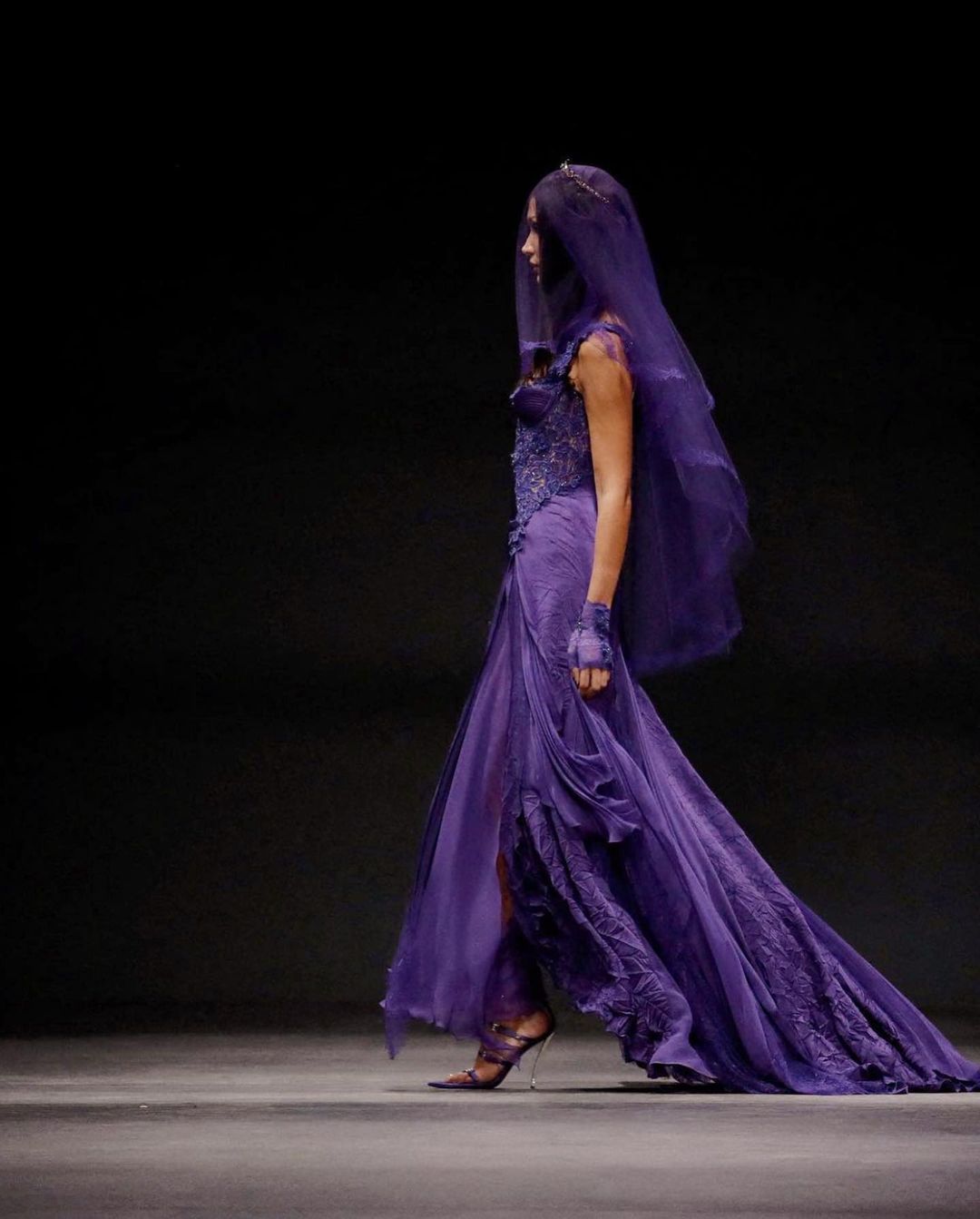 Hình ảnh Một Người Phụ Nữ Mặc Váy Màu Tím Trông Giống Như Một Họa Sĩ Minh  Họa PNG , Người đàn Bà, Thời Trang, Hình Minh Họa PNG miễn phí tải