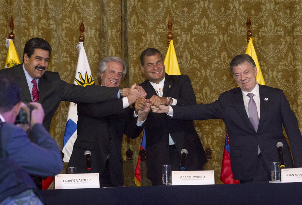 (Từ trái sang) Tổng thống Venezuela Nicolas Maduro, Tổng thống Uruguay Tabare Ramon Vazquez, Tổng thống Ecuador Rafael Correa và Tổng thống Colombia Juan Manuel Santos bắt tay sau cuộc hội đàm tại dinh Carondelet ở thủ đô Quito, Ecuador ngày 21.9 - Ảnh: Reuters