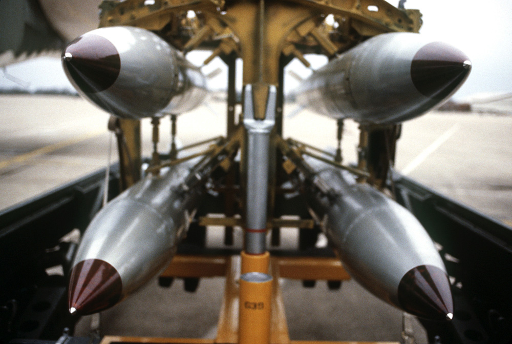 Bốn quả bom hạt nhân B61 treo dưới giá lắp bom của một máy bay ném bom của Mỹ - Ảnh: Bộ Quốc phòng Mỹ