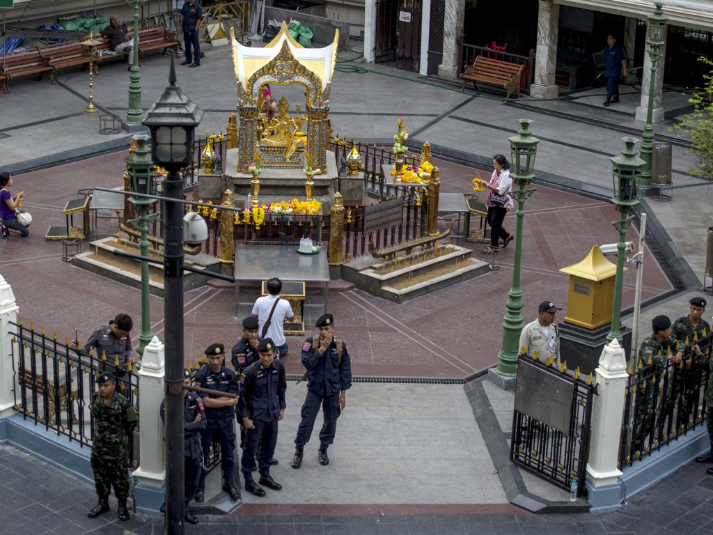 Cảnh sát Thái đứng canh gác bên đền thờ Erawan, trung tâm thủ đô Bangkok (Thái Lan) ngày 9.9 - Ảnh: Reuters