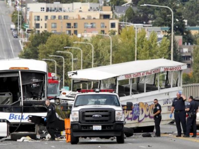 Hiện trường vụ tai nạn hai xe buýt tông nhau ở cầu Aurora, thành phố Seattle, bang Washington (Mỹ) hôm 24.9 - Ảnh: Reuters