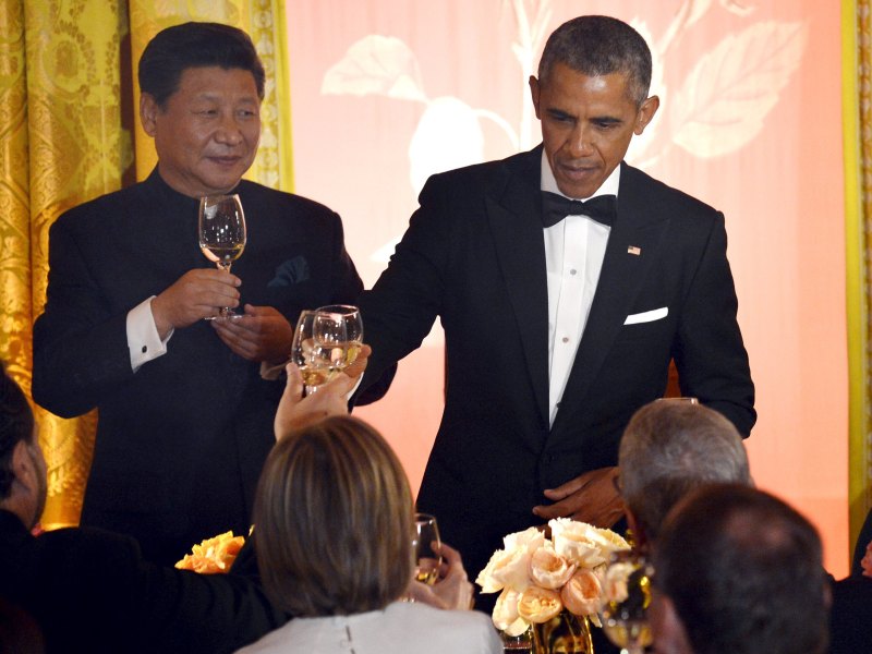 Chủ tịch Trung Quốc Tập Cận Bình nâng ly cùng Tổng thống Mỹ Barack Obama trong bữa tiệc tại Nhà Trắng ngày 25.9 - Ảnh: Reuters