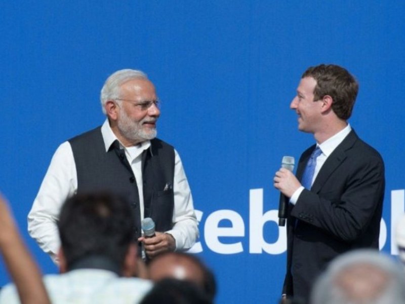 Thủ tướng Ấn Độ Narendra Modi và nhà sáng lập Facebook, Mark Zuckerberg giao lưu với khán giả tại trụ sở Facebook ngày 27.9.2015 - Ảnh: AFP