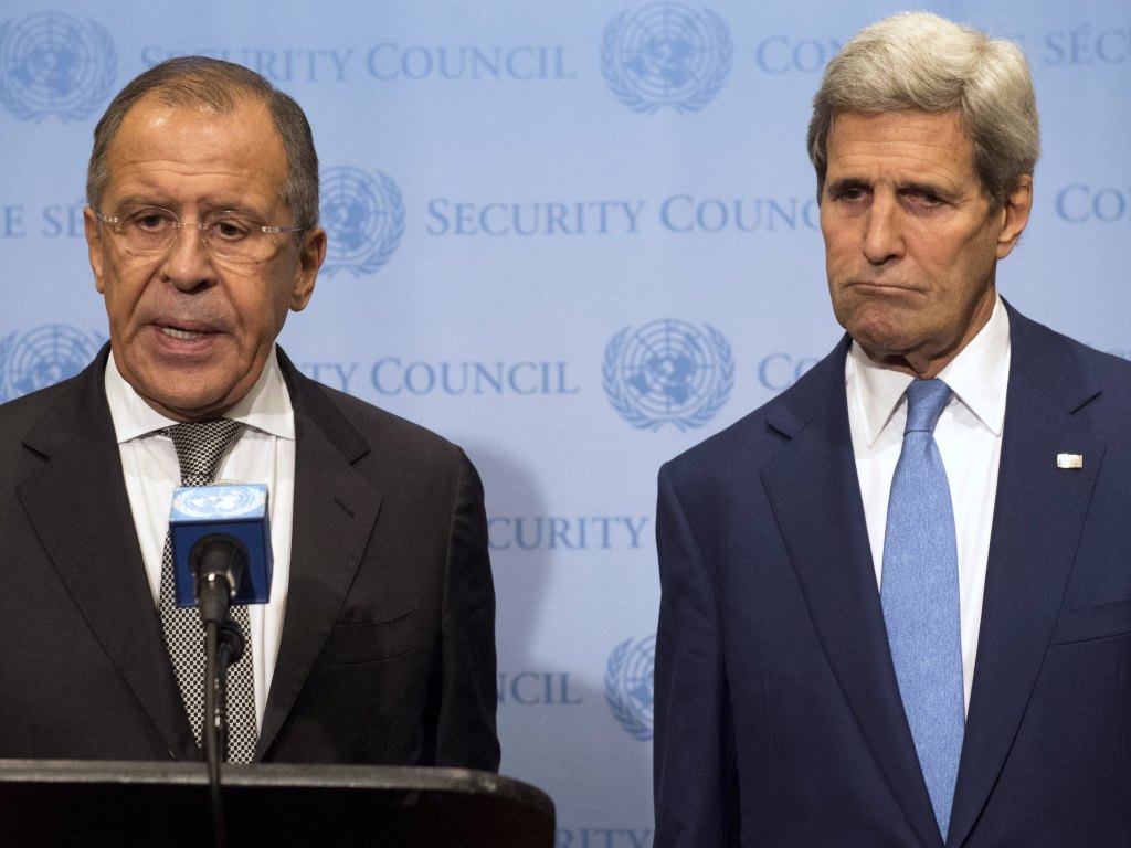 Ngoại trưởng Nga Sergei Lavrov (trái) và Ngoại trưởng Mỹ John Kerry trong cuộc họp báo tại Hội đồng bảo an Liên Hiệp Quốc, thành phố New York (Mỹ) - Ảnh: Reuters
