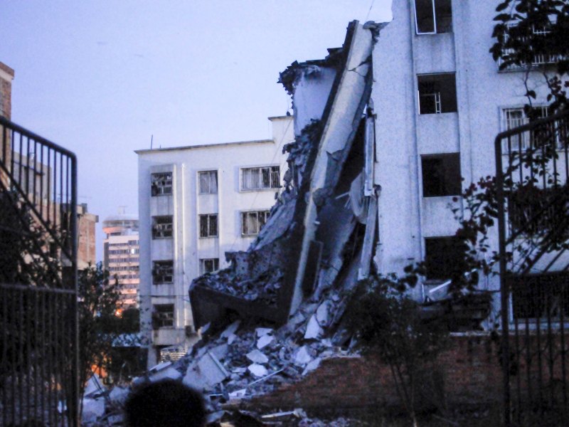 Một phần tòa nhà chung cư bị hư hại sau vụ nổ bom ngày 30.9.2015 ở thành phố Liễu Châu - Ảnh: AFP 