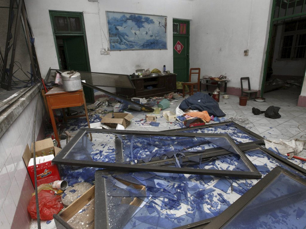 Cửa kính vỡ vụn trong một căn phòng của tòa nhà chung bị hư hại sau khi một quả bom phát nổ ở Liễu Châu ngày 30.9.2015 - Ảnh: Reuters