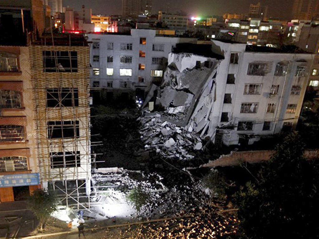 Một tòa nhà bị hư hại sau hàng loạt vụ nổ bom ở Liễu Châu ngày 30.9 - Ảnh: Reuters