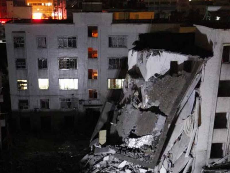 Một tòa nhà bị hư hại sau hàng loạt vụ nổ bom ở Liễu Châu ngày 30.9. Thủ phạm được cho đã thiệt mạng tại hiện trường - Ảnh: Reuters