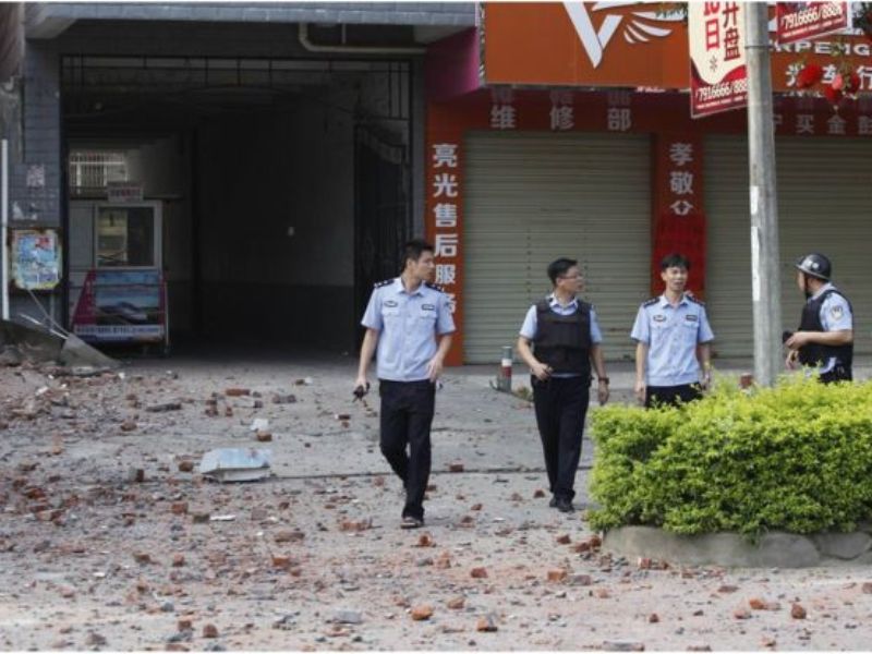 Cảnh sát phong tỏa một trong số 18 hiện trường vụ đánh bom hàng loạt ở Liễu Châu - Ảnh: AFP