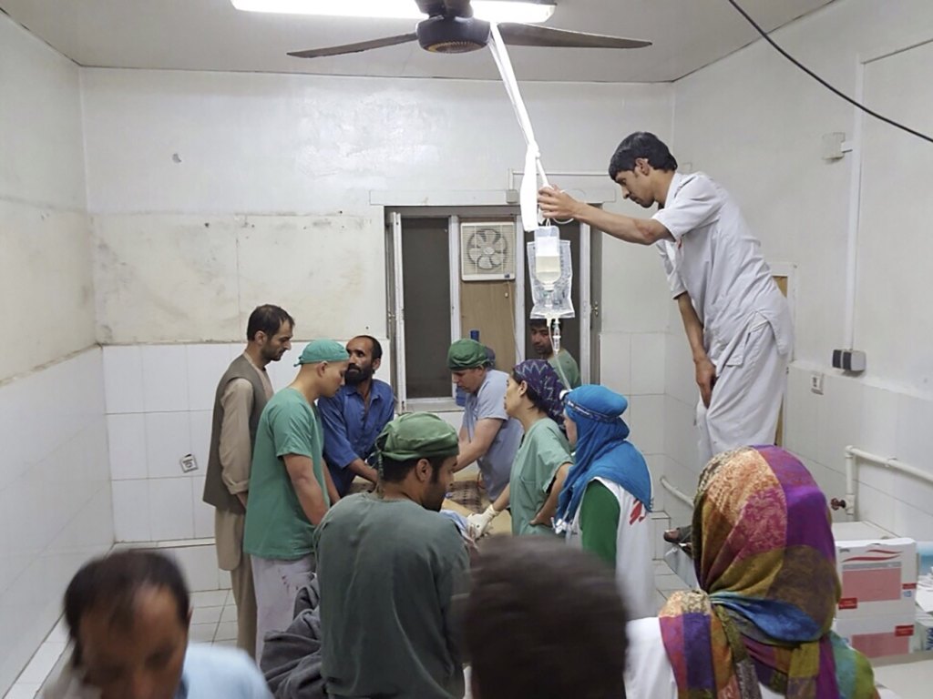 Đội ngũ y bác sĩ tiến hành một ca phẫu thuật cho những người bị thương bên trong bệnh viện do MSF điều hành - Ảnh: Reuters