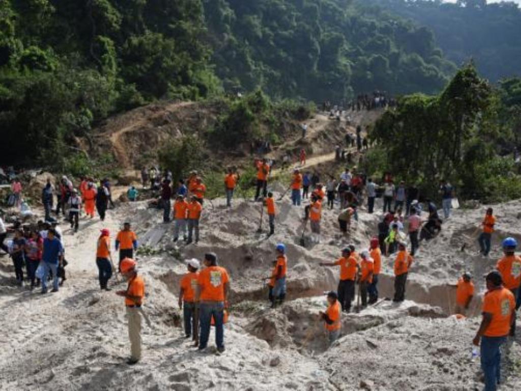 Lực lượng cứu hộ và người dân nỗ lực tìm kiếm người sóng sót sau trận lở đất ở Guatemala tối 1.10 - Ảnh: AFP