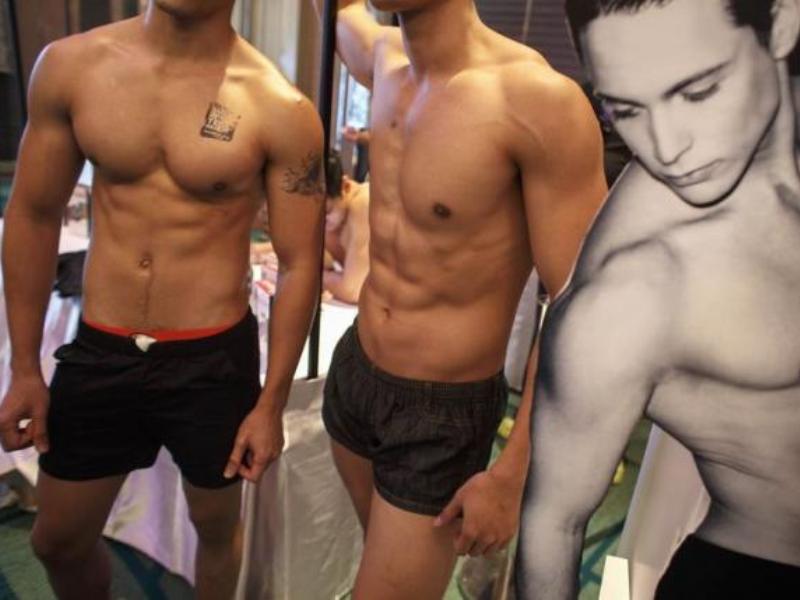 Những người mẫu nam xuất hiện trong một chiến dịch phòng chống HIV/AIDS dành cho những cặp đồng tính nam ở Thái Lan - Ảnh: Reuters