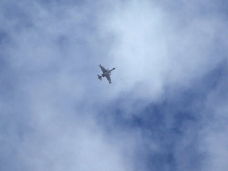 Một máy bay được cho là của Nga bay trên bầu trời thành phố Idlib, Syria ngày 2.10.2015 - Ảnh: Reuters
