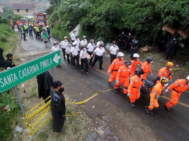 Lực lượng Guatemala tìm kiếm thi thể nạn nhân thiệt mạng trong trận lở đất - Ảnh: Reuters