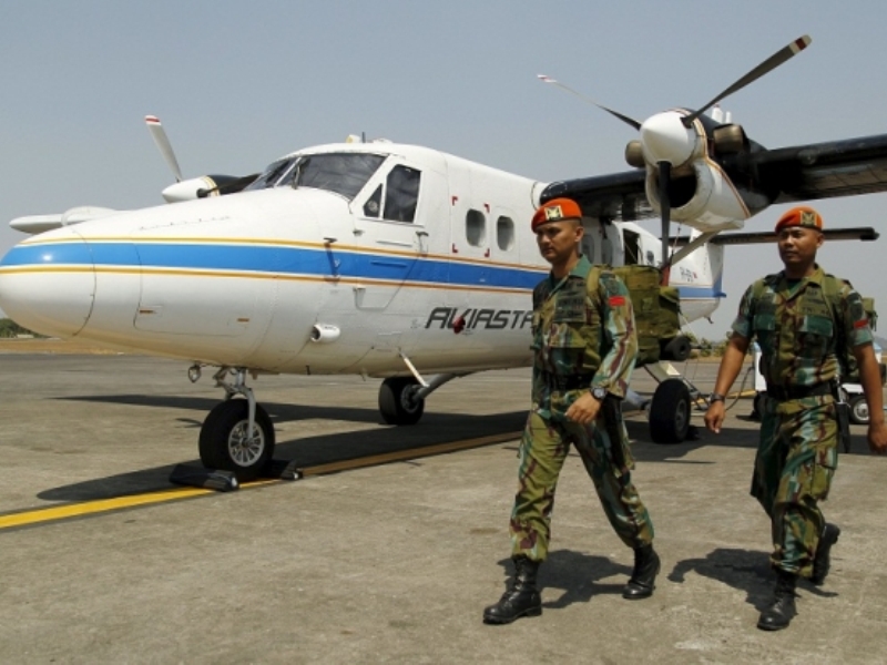 Hai lính không quân Indonesia bên cạnh một máy bay của hãng Aviastar - Ảnh: Reuters 