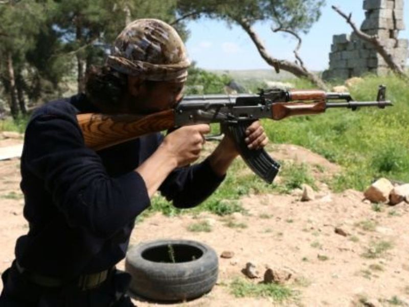 Một tay súng phe nổi dậy ở Syria - Ảnh: Reuters