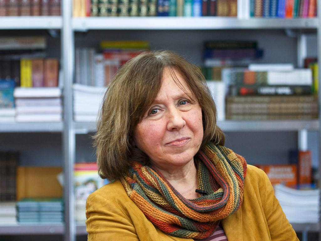 Nữ nhà báo điều tra, nhà văn Belarus, bà Svetlana Alexievich được trao Nobel Văn học 2015 - Ảnh: Reuters