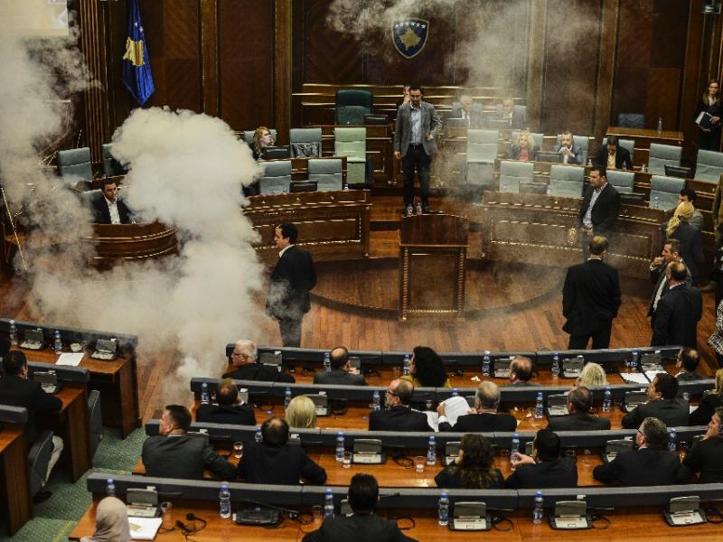 Hơi cay trong Quốc hội Kosovo - Ảnh: AFP