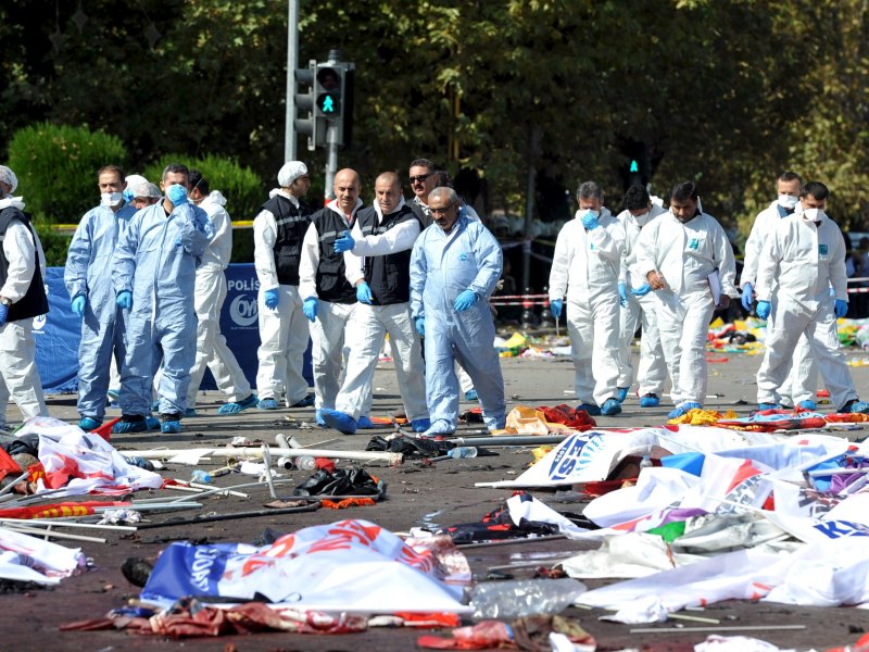 Chuẩn bị khám nghiệm tử thi tại hiện trường vụ đánh bom liều chết - Ảnh: Reuters