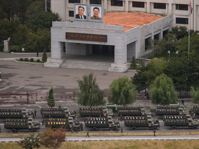 Các xe quân sự xếp thành đội hình trước tòa nhà có ảnh cố lãnh đạo Triều Tiên Kim Il-Sung (Kim Nhật Thành) và Kim Jong-Il (Kim Chính Nhật), chuẩn bị tiến hành duyệt binh - Ảnh: AFP