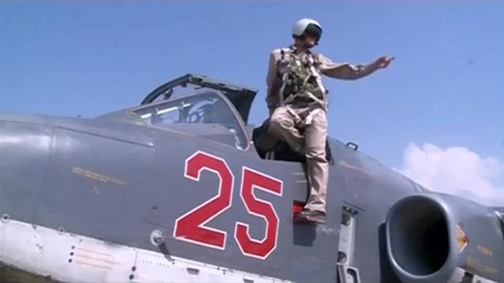 Một phi công Nga trên máy bay Su-25 tại Syria - Ảnh: Reuters