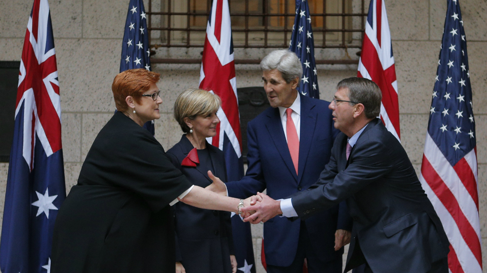 Từ trái sang phải: Bộ trưởng Quốc phòng Úc Marise Payne và Ngoại trưởng Úc Julie Bishop bắt tay với Ngoại trưởng Mỹ John Kerry cùng Bộ trưởng Quốc phòng Mỹ Ashton Carter tại buổi hội đàm cấp bộ trưởng Mỹ-Úc tại thành phố Boston, Mỹ ngày 13.10.2015 - Ảnh: Reuters