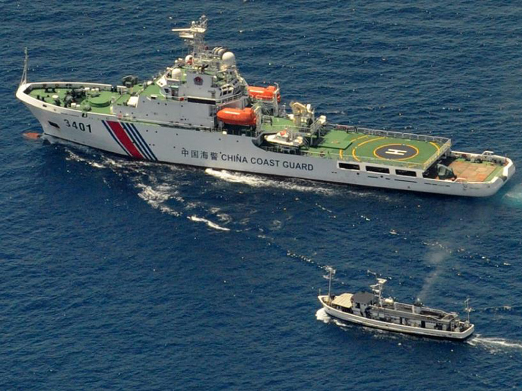 Một tàu tuần duyên của Trung Quốc cản đường tàu tiếp tế của hải quân Philippines trên Biển Đông vào tháng 3.2014 - Ảnh: AFP