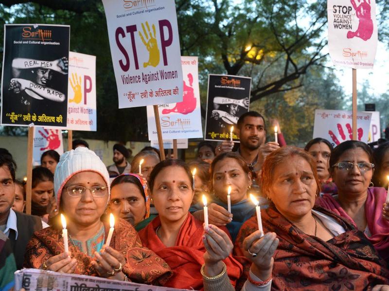 Một cuộc tuần hành phản đối hiếp dâm ở Ấn Độ - Ảnh: AFP