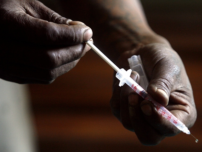 Trên 200 bệnh nhân Campuchia bị nhiễm HIV vì bác sĩ dùng kim tiêm bẩn - Ảnh: AFP