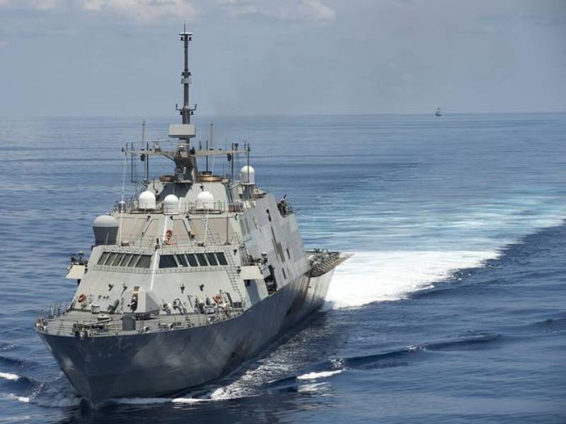 Tàu tác chiến cận bờ USS Fort Worth (LCS 3) của Hải quân Mỹ tuần tra trong vùng biển quốc tế trên Biển Đông, và tàu chiến Trung Quốc bám sát phía sau, hồi tháng 5.2015 - Ảnh: Hải quân Mỹ