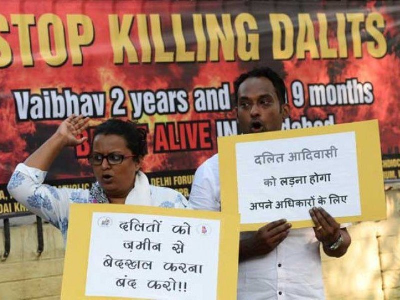 Người biểu tình Ấn Độ lên án vụ thiêu sống hai trẻ em - Ảnh: AFP