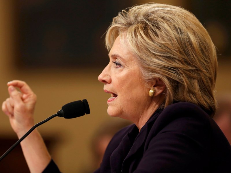 Ứng cử viên tổng thống Mỹ, cựu ngoại trưởng Hillary Clinton trong phiên điều trần tại Quốc hội Mỹ ngày 22.10.2015 - Ảnh: Reuters
