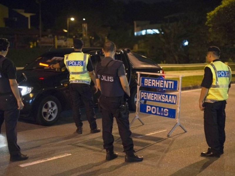 Cảnh sát Malaysia đang kiểm tra một chiếc xe hơi khả nghi - Ảnh minh họa: Reuters