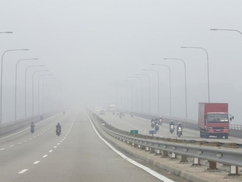 Khói mù khiến những con đường ở Malaysia trở nên nguy hiểm vì hạn chế tầm nhìn các tài xế - Ảnh: Reuters
