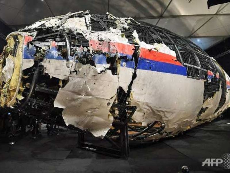 Các điều tra viên Hà Lan lắp ghép mảnh vỡ của buồng lái MH17 để điều tra - Ảnh: AFP