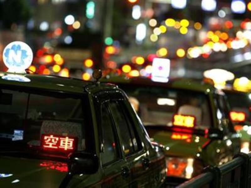 Taxi đậu trên một con đường đợi khách hàng ở thủ đô Tokyo, Nhật Bản - Ảnh: Reuters