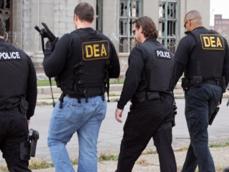 Cảnh sát Mỹ và nhân viên DEA trong một đợt càn quét tội phạm ma túy - Ảnh: Reuters