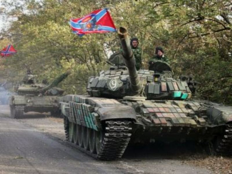 Các tay súng phe ly khai cùng xe tăng ở vùng Donetsk. Phe ly khai tự xưng vùng này là Cộng hòa Nhân dân Donetsk - Ảnh: AFP