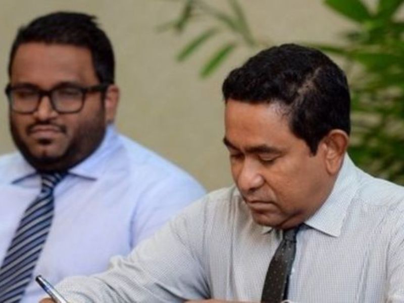 Tổng thống Abdulla Yameen (phải) và Phó tổng thống Ahmed Adeeb (trái) - Ảnh: AFP