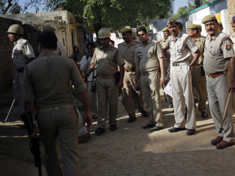 Cảnh sát Ấn Độ trong một đợt trấn áp tội phạm - Ảnh: Reuters