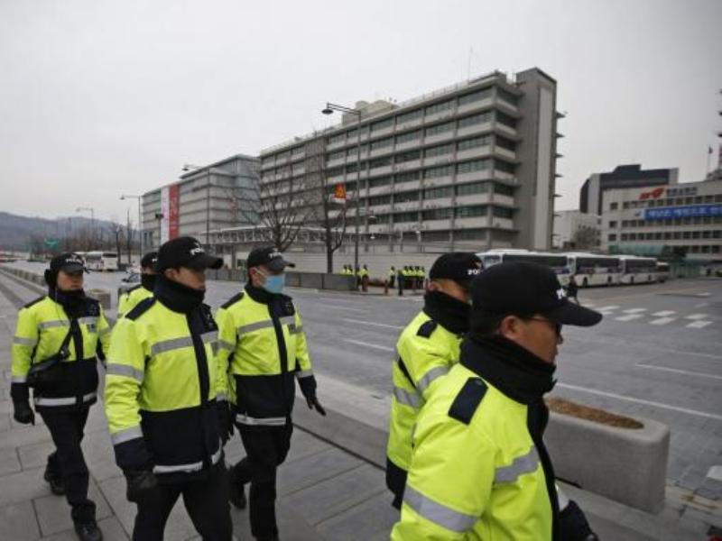 Cảnh sát Hàn Quốc tuần tra trên một con đường trước tòa Đại sứ Mỹ tại thủ đô Seoul, Hàn Quốc hồi tháng 3.2015 - Ảnh: Reuters