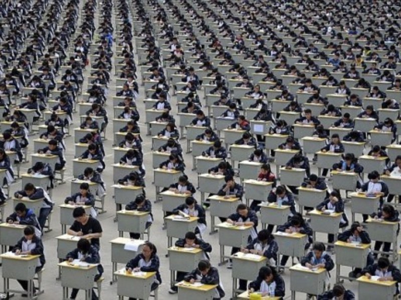 Học sinh Trung Quốc trong một kỳ thi đại học - Ảnh: Reuters