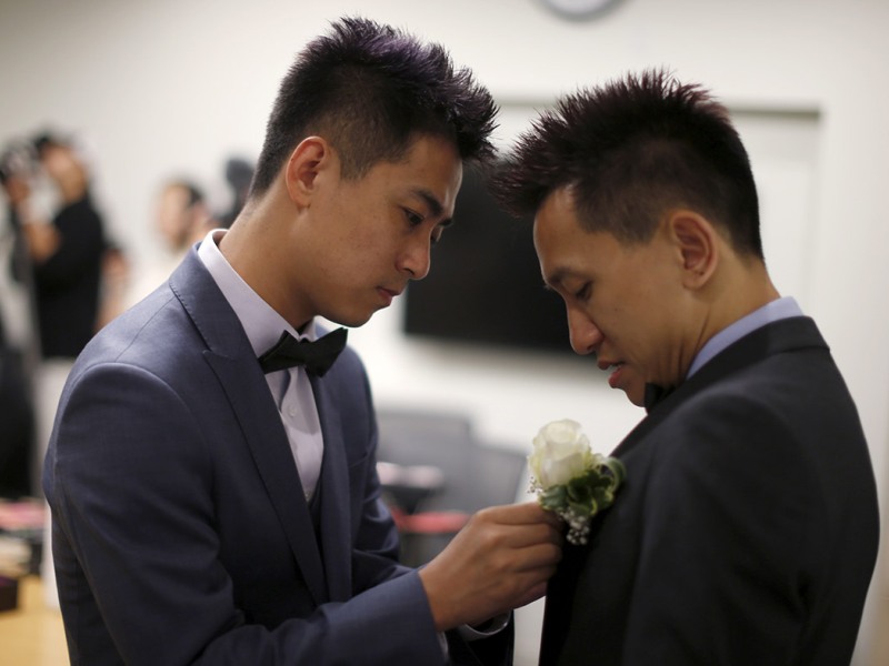 Một cặp đôi đồng tính người Mỹ gốc châu Á ở Mỹ - Ảnh minh họa: Reuters