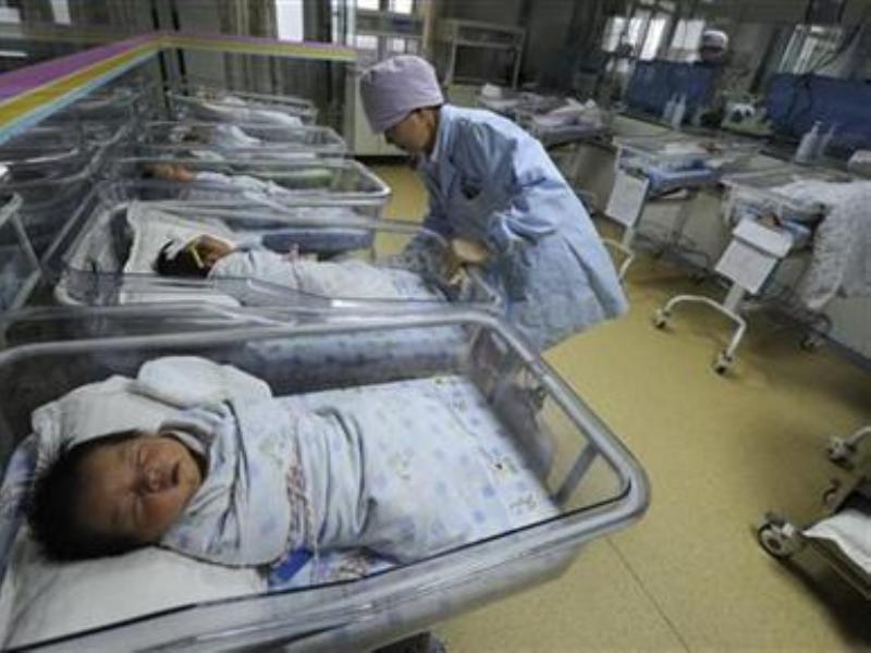 Trẻ sơ sinh đang được chăm sóc trong một bệnh viện ở Trung Quốc - Ảnh minh họa: Reuters